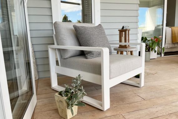 Unwind Single Outdoor Chair (white frame)